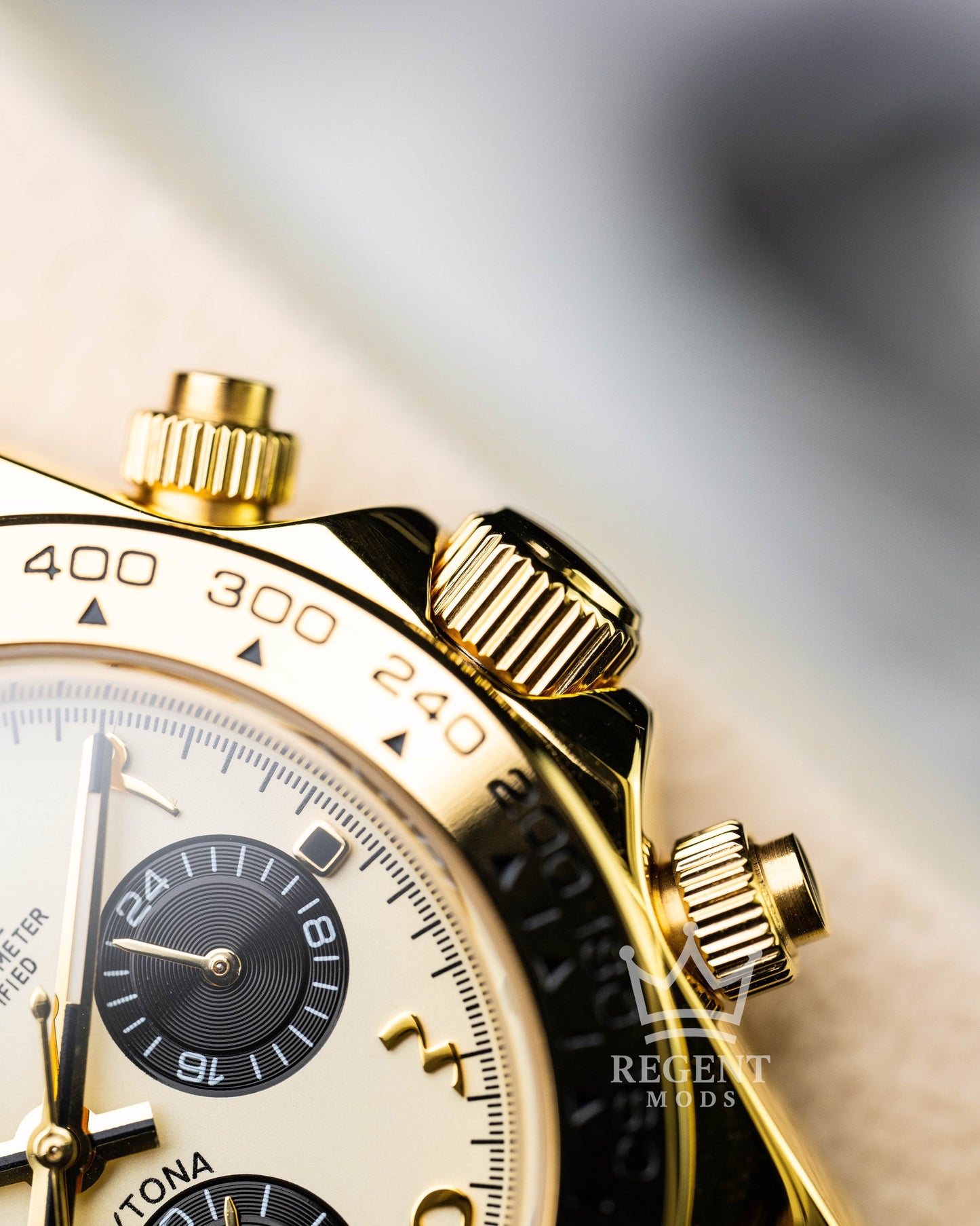 Racer | Gold Arabic